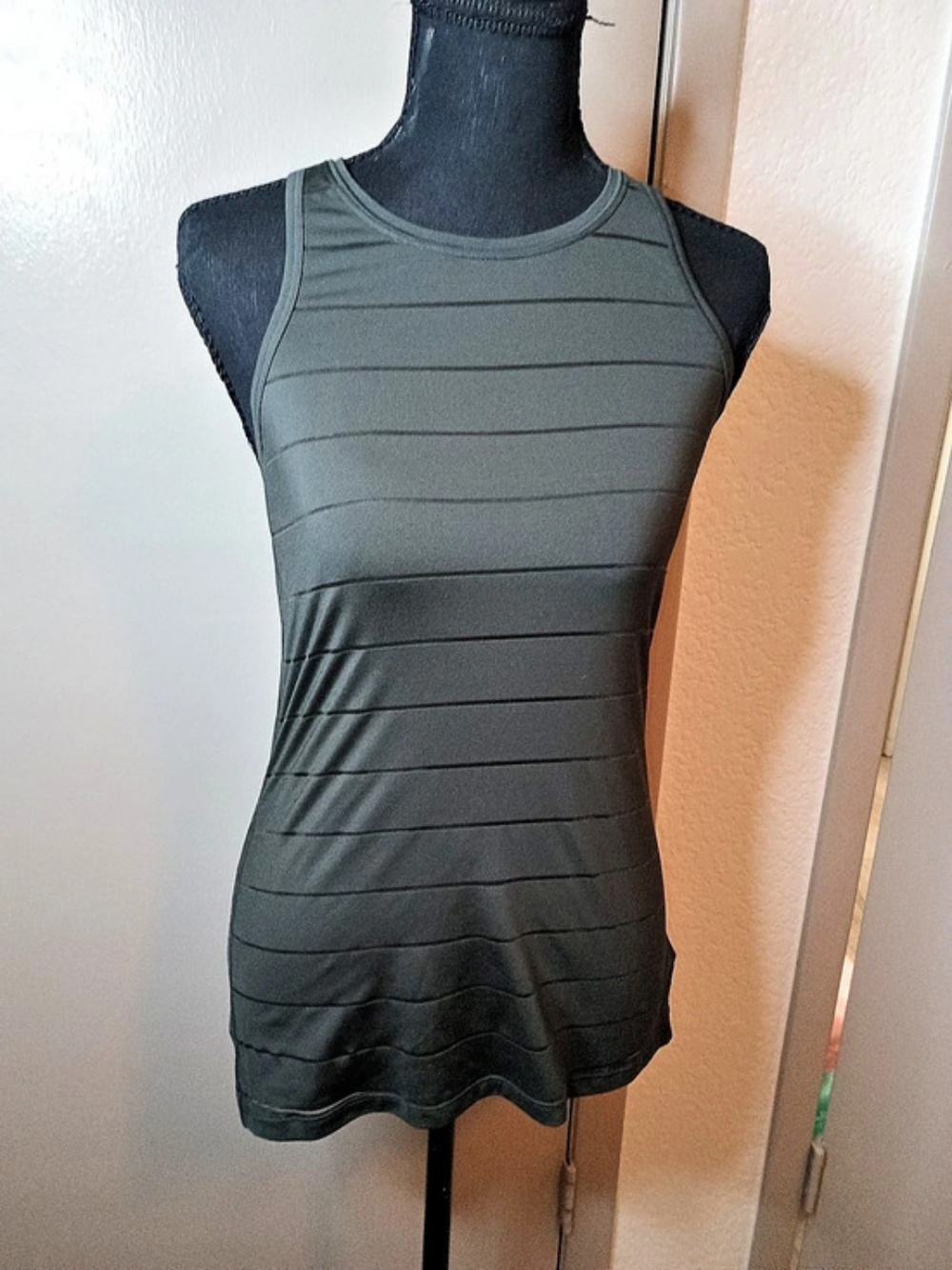 Athleta Momentum Seamless Tank Green Racerback Tank Size XXS
